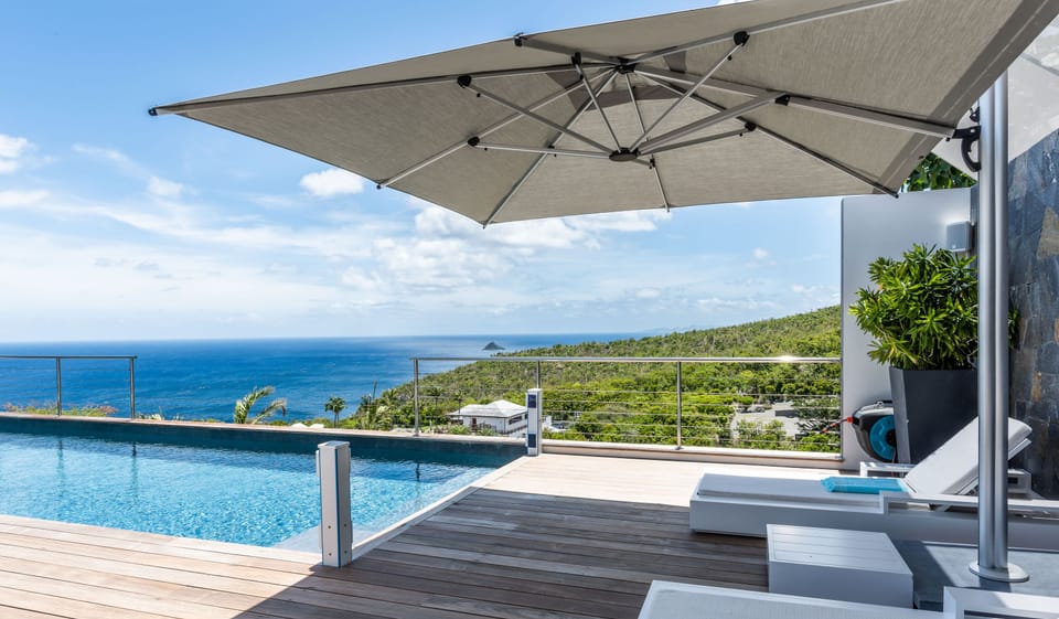 Large terrace with sunbathing, barbecue, covered lounge area, swimming pool 4 x 12 m with steps, deck chairs. 