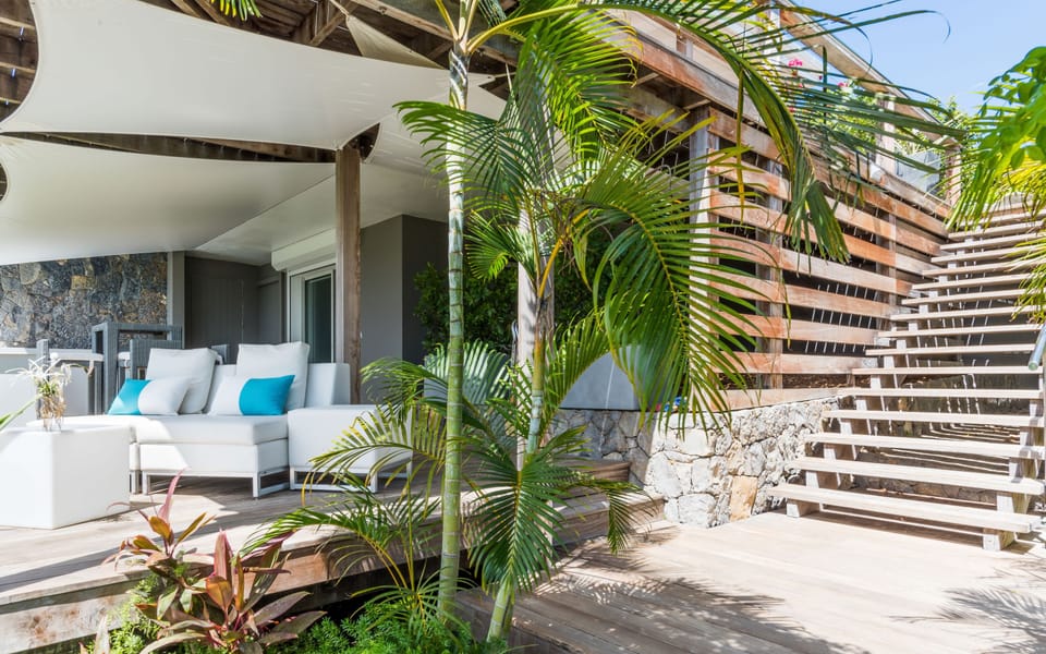Located on the lower level. Ideal for teenagers. King size bed, mosquito nets, air conditioning, safe, living room area, HD-TV with American satellite, adjoining bathroom with outside shower. Private terrace. 