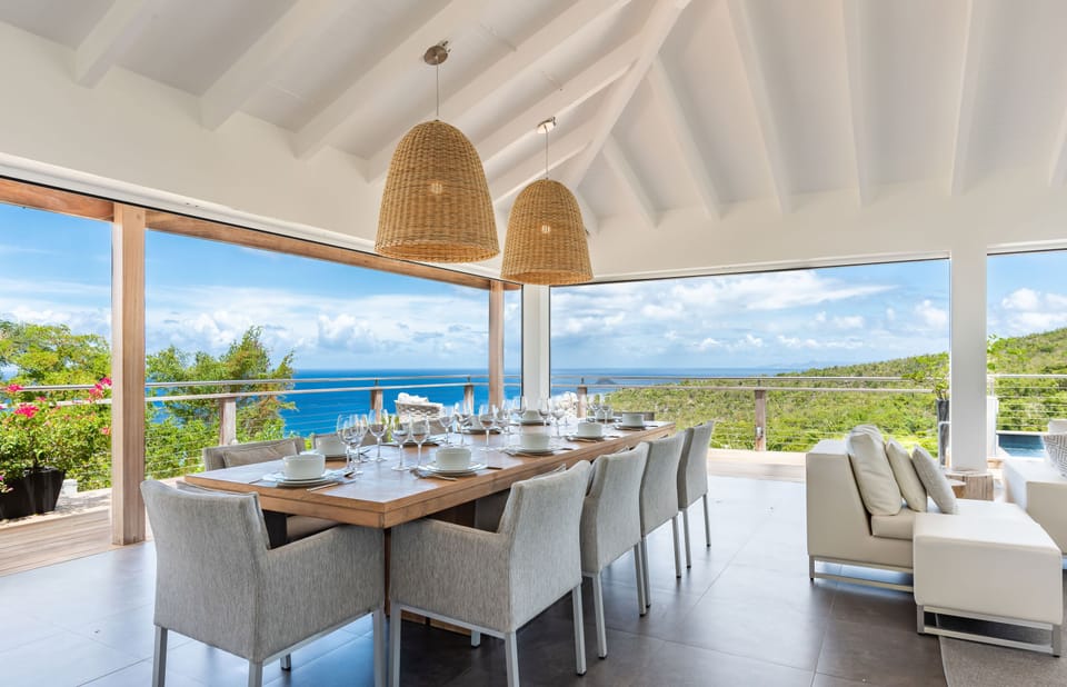 Fully equipped kitchen, breakfast bar, mixer, ceiling fan, standard coffee maker, dishwasher, espresso machine, freezer, gas stove, ice maker, microwave, toaster, oven. Outdoor dining area with a large wooden table for eight people.