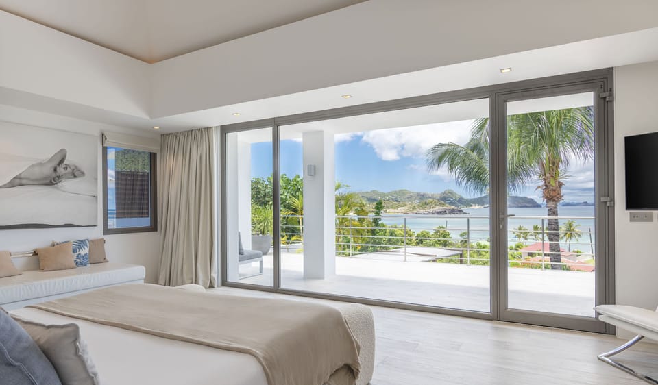 Located on the main level, with ocean view. A king size bed, air conditioning, ceiling fan, HD-TV, dish network, safe, dressing room, ensuite bathroom with indoor Italian shower, double sink, hair dryer, towels and beach towels.