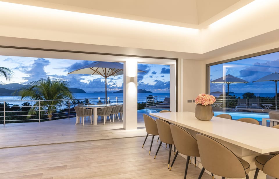 Fully equipped. Electric oven, gas stove, microwave, refrigerator, mixer, centrifuge, freezer, dishwasher, Nespresso machine, blender, kettle, toaster, breakfast bar. Large dining table for 10 guests. 