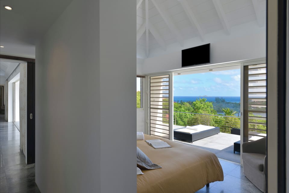 King size bed, air conditioning, HD-TV, Apple TV, dressing room, programmable safe. Adjoining bathroom with shower, double basin, hair dryer, towels and beach towels. The bedroom opens onto the terrace and the pool. 