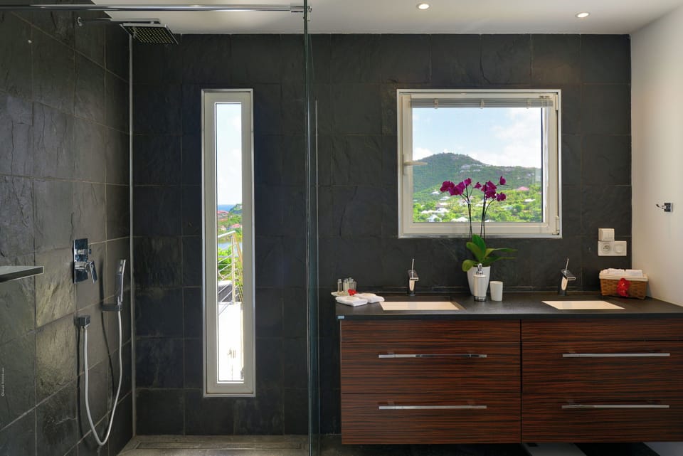 King size bed, air conditioning, HD-TV, Apple TV, dressing room, programmable safe. Adjoining bathroom with shower, double basin, hair dryer, towels and beach towels. The bedroom opens onto the terrace and the pool. 