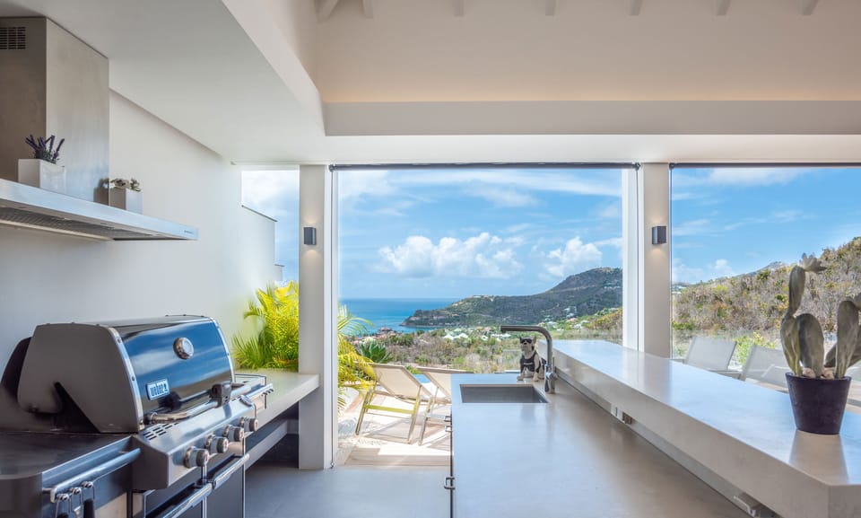 Fully equipped. Electric oven, gas stove, microwave, refrigerator, mixer, centrifuge, freezer, dishwasher, Nespresso machine, blender, kettle, toaster, breakfast bar with stools. A barbecue and breakfast bar is on the covered terrace. 