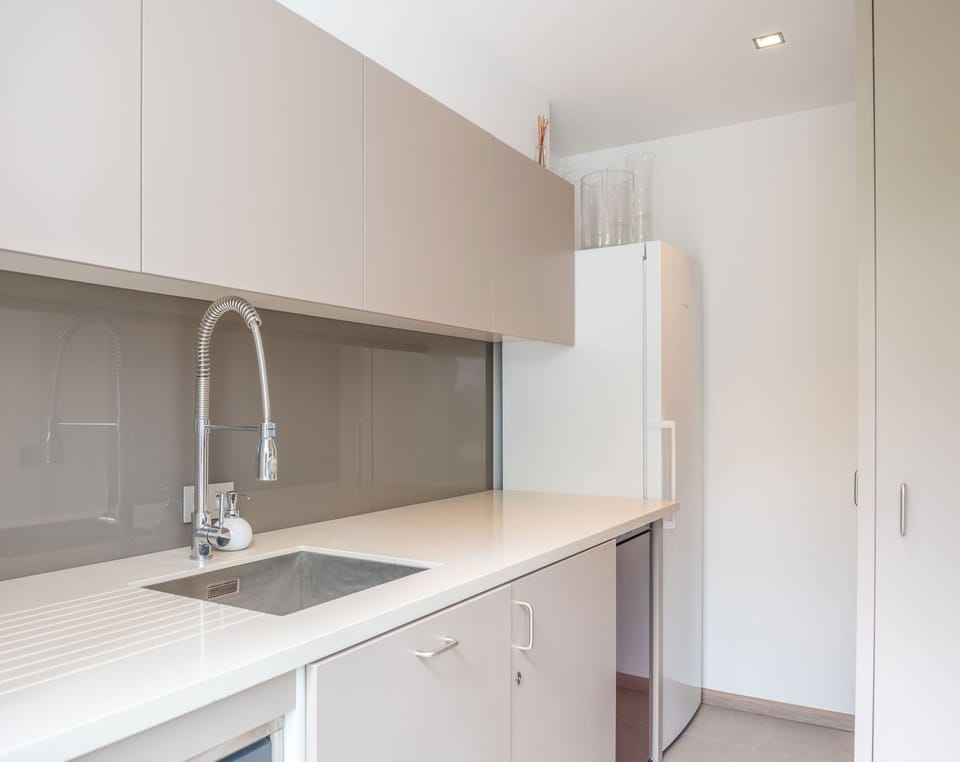 Fully equipped. Electric oven, gas stove, microwave, refrigerator, mixer, centrifuge, freezer, dishwasher, Nespresso machine, blender, kettle, toaster, breakfast bar with stools. A barbecue and breakfast bar is on the covered terrace. 