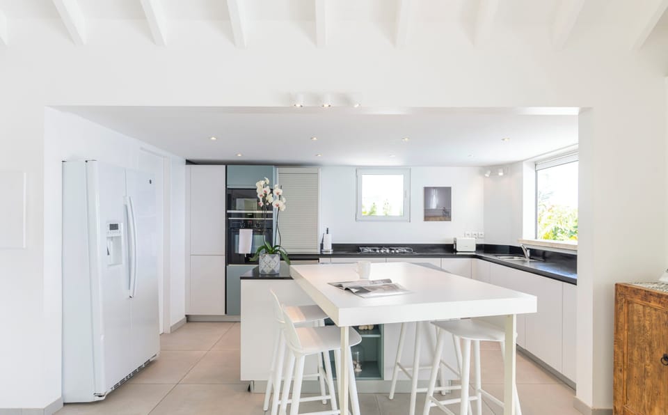 Fully equipped with bar, electric oven, gas stove, dishwasher, fridge and freezer, ice machine, microwave, toaster, filter coffee maker, and espresso coffee machine, blender, electric fruit press. Outside dining table for 6 guests on the terrace. 