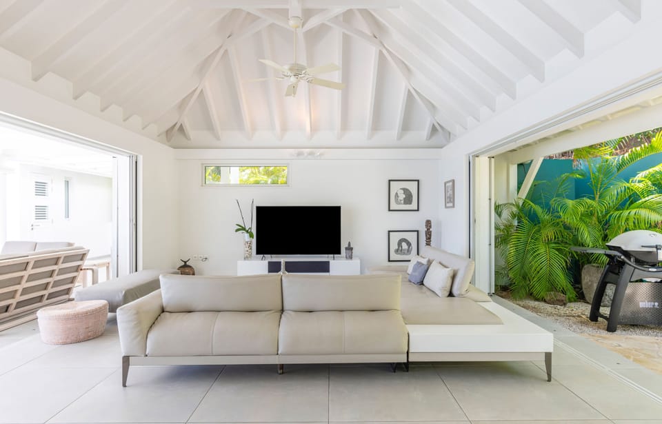 Ceiling fan, HD-TV, Canal Satellite, DVD player. View of the ocean. 