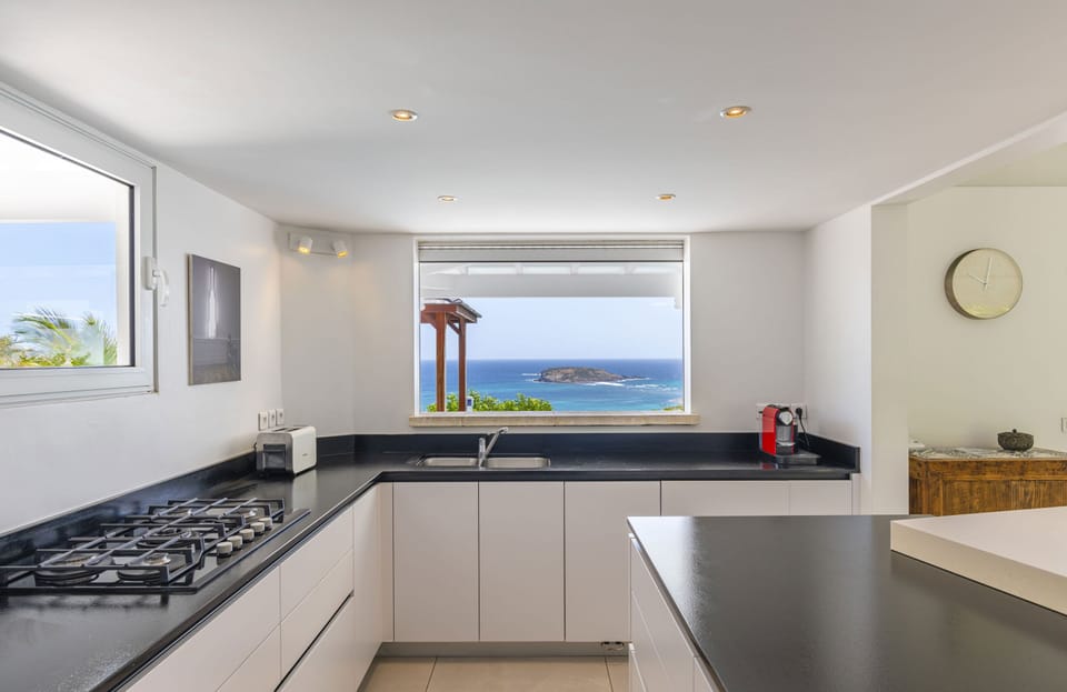Fully equipped with bar, electric oven, gas stove, dishwasher, fridge and freezer, ice machine, microwave, toaster, filter coffee maker, and espresso coffee machine, blender, electric fruit press. Outside dining table for 6 guests on the terrace. 