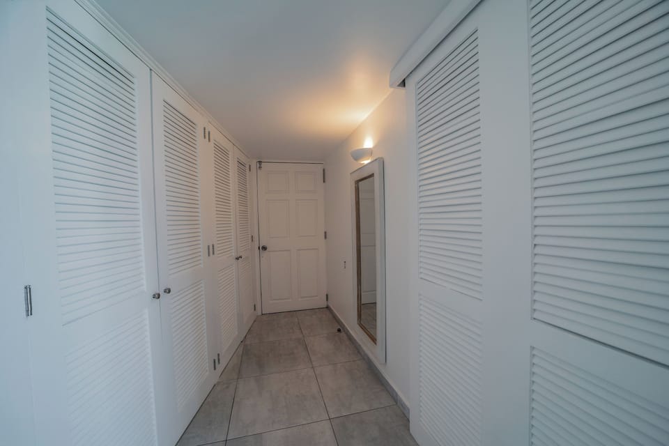 King size bed, air-conditioning, ceiling fan, HD-TV, Apple TV, safe. En-suite bathroom with rain shower and regular shower head, 2 wash basins, dressing, separate toilets, hair-dryer. 