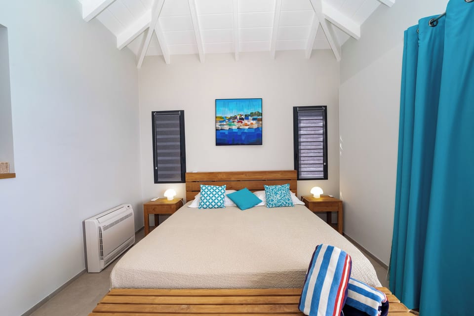 Upper level. King size bed, air conditioning, ceiling fan, HD-TV, iPod connection, phone, safe, large dressing room. En-suite bathroom, 2 wash basins,sun deck. Private terrace with solarium, deckchairs. Ocean view. 