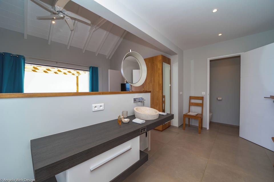 Upper level. King size bed, air conditioning, ceiling fan, HD-TV, iPod connection, phone, safe, large dressing room. En-suite bathroom, 2 wash basins,sun deck. Private terrace with solarium, deckchairs. Ocean view. 