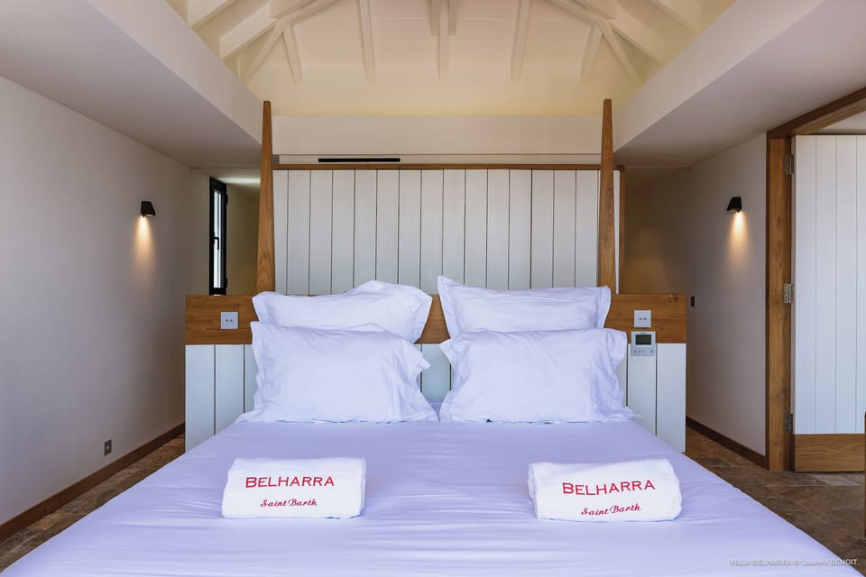 Connected to the living room, located on the main level. Air conditioning, ceiling fan, king size four-poster bed, HD-TV with American satellite, safe. En-suite bathroom, shower with rain head, toilet, bath and beach towels, hairdryer. Access to the terra