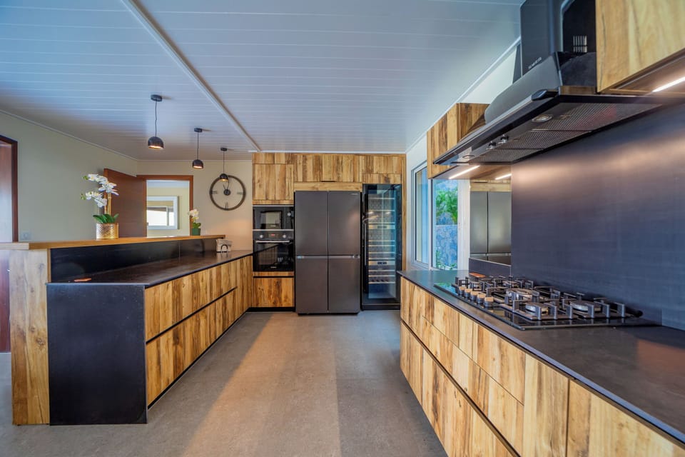 Fully equipped, air-conditioned kitchen, electric oven and gas stove, microwave, toaster, Nespresso coffee machine, dishwasher, 1 fridge and freezer, 1 extra fridge, electric kettle, electric fruit squeezer, hood. Breakfast bar with 3 stools. The dining r