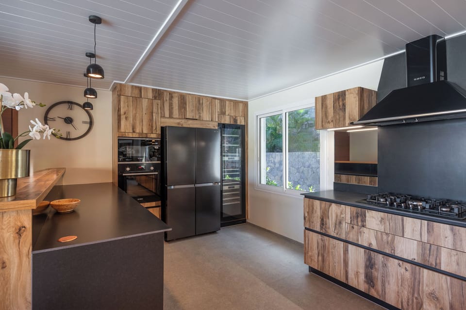 Fully equipped, air-conditioned kitchen, electric oven and gas stove, microwave, toaster, Nespresso coffee machine, dishwasher, 1 fridge and freezer, 1 extra fridge, electric kettle, electric fruit squeezer, hood. Breakfast bar with 3 stools. The dining r