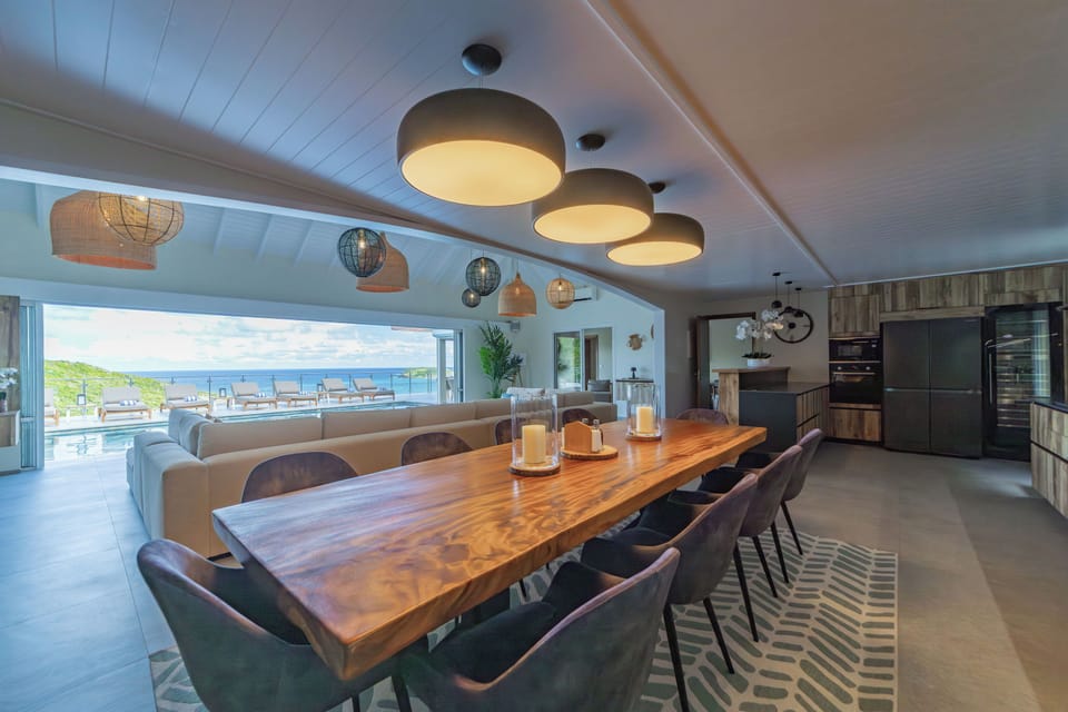 Fully equipped, air-conditioned kitchen, electric oven and gas stove, microwave, toaster, Nespresso coffee machine, dishwasher, 1 fridge and freezer, 1 extra fridge, electric kettle, electric fruit squeezer, hood. Breakfast bar with 3 stools. The dining r