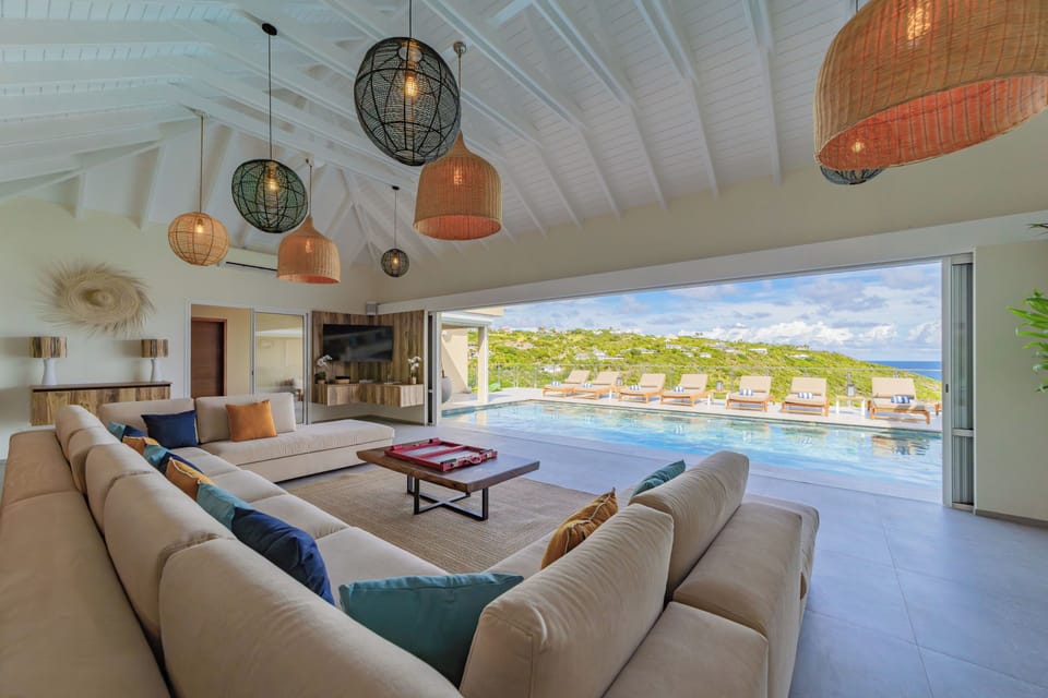 Air conditioning, ceiling fans, HD-TV, Dish network, Canal Satellite and DVD player. Ocean view. 