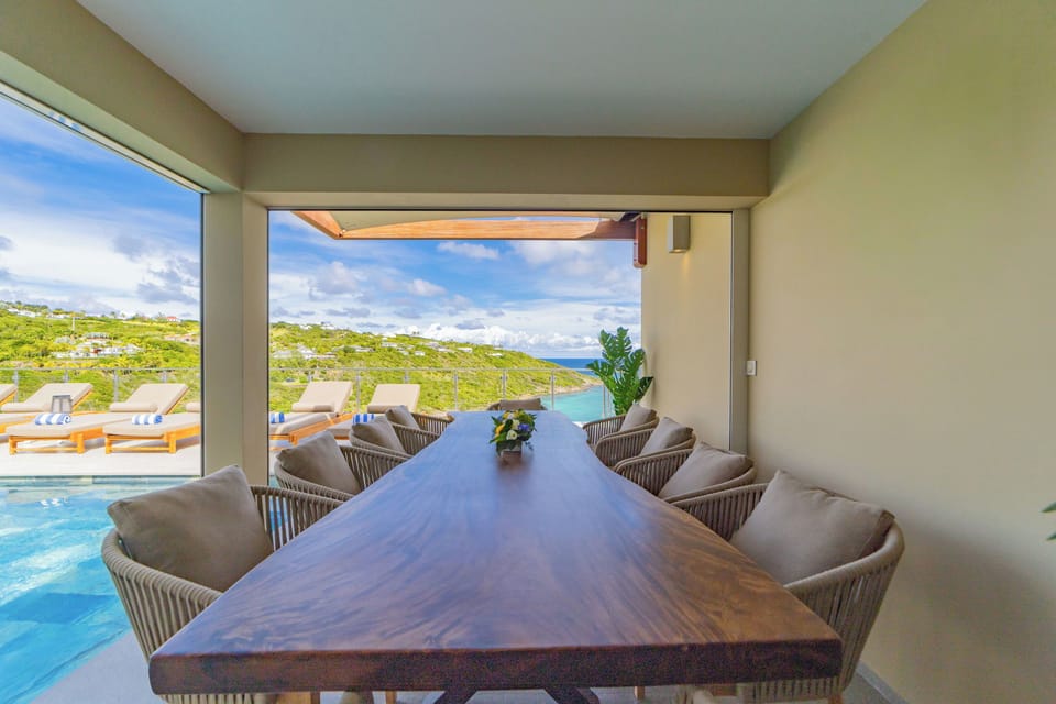 Fully equipped, air-conditioned kitchen, electric oven and gas stove, microwave, toaster, Nespresso coffee machine, dishwasher, 1 fridge and freezer, 1 extra fridge, electric kettle, electric fruit squeezer, hood. Breakfast bar with 3 stools. The dining r