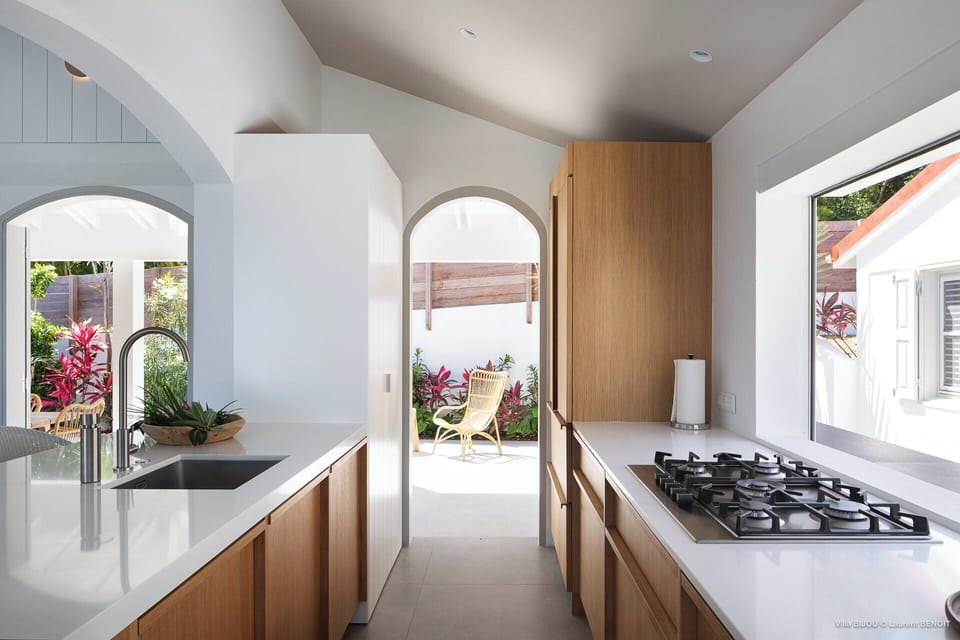 Fully equipped kitchen with breakfast bar, electric oven, electric and gas stove, microwave, fridge and freezer with ice maker, toaster, regular filter coffee machine and Nespresso machine, dishwasher, blender, electric kettle. Gas BBQ on There are 2 dini