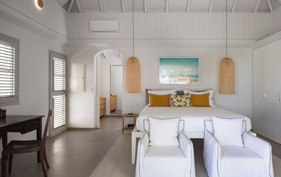 Located in a separate bungalow. Large king size bed, air conditioning, mosquito screens and net, WIFI, HD-TV, safe, private terrace with 2 chairs to relax. En suite bathroom with shower, 2 wash basins, hair dryer, towels and beach towels. Ocean view.