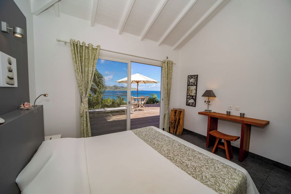 Air conditioning, fan, king size bed, safe. En-suite bathroom with shower. Access to the terrace. Ocean view. 