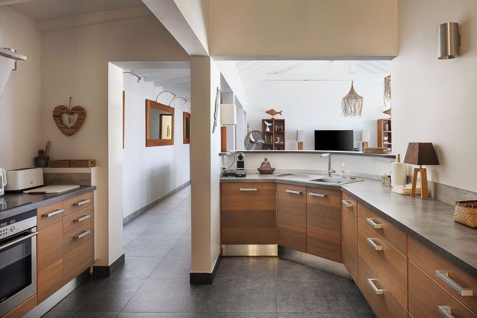 Fully equipped. Fridge, freezer, dishwasher, oven, microwave oven, filter coffee maker, espresso coffee maker, toaster, kettle, juicer, blender, electrical plancha grill. 