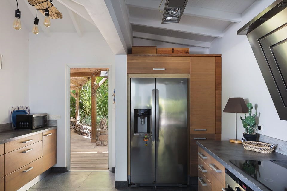 Fully equipped. Fridge, freezer, dishwasher, oven, microwave oven, filter coffee maker, espresso coffee maker, toaster, kettle, juicer, blender, electrical plancha grill. 