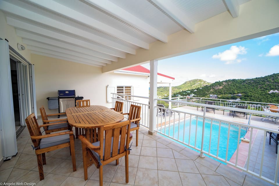 Fully equipped, breakfast bar for four people, fridge and freezer with ice maker, electric oven, microwave, filter coffee maker and Nespresso coffee machine, juicer, electric kettle, blender, dishwasher, toaster. Outdoor dining wooden table for six on the