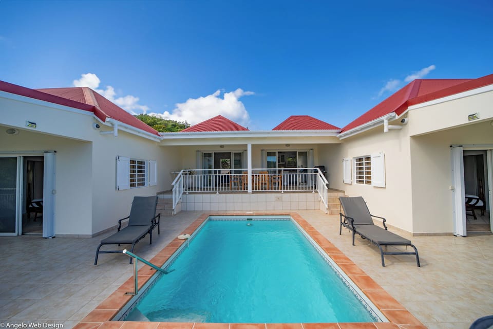 Beautiful pool, deck chairs, charcoal barbecue. Ocean views.