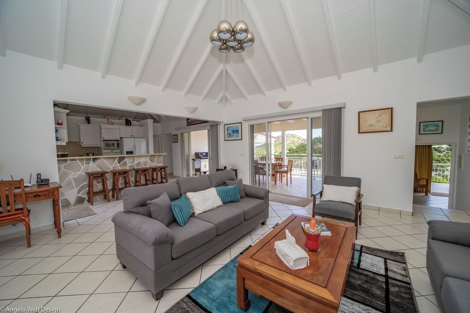 Air conditioning, HD-TV, Dish network, ceiling fans, WIFI, telephone. 