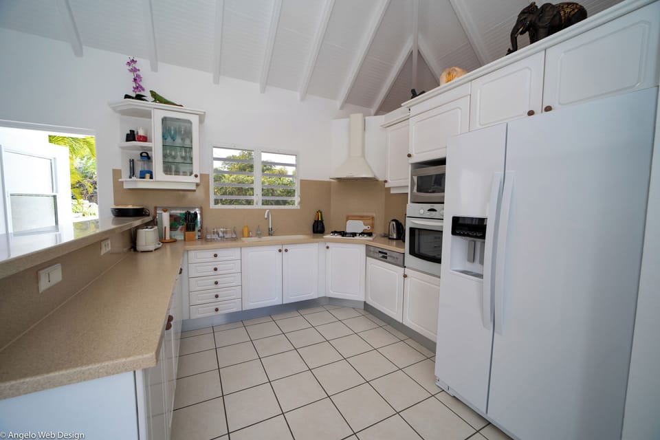 Fully equipped, breakfast bar for four people, fridge and freezer with ice maker, electric oven, microwave, filter coffee maker and Nespresso coffee machine, juicer, electric kettle, blender, dishwasher, toaster. Outdoor dining wooden table for six on the