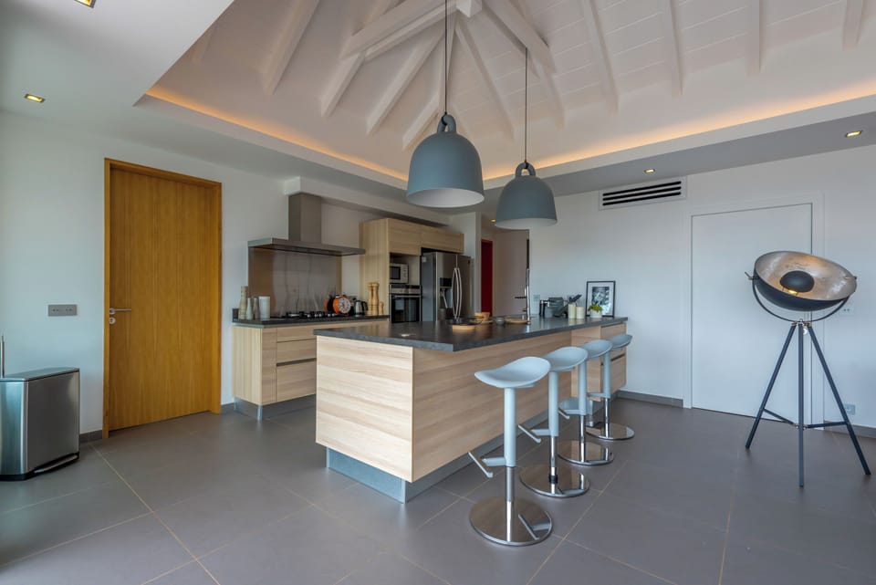 Fully equipped and air-conditioned kitchen, bar with stools, electric oven, gas stove, fridge/freezer with ice maker, microwave, dishwasher, filter coffee maker, Nespresso coffee machine, electric kettle, toaster, hood, wine cellar, mixer.  Dining table o
