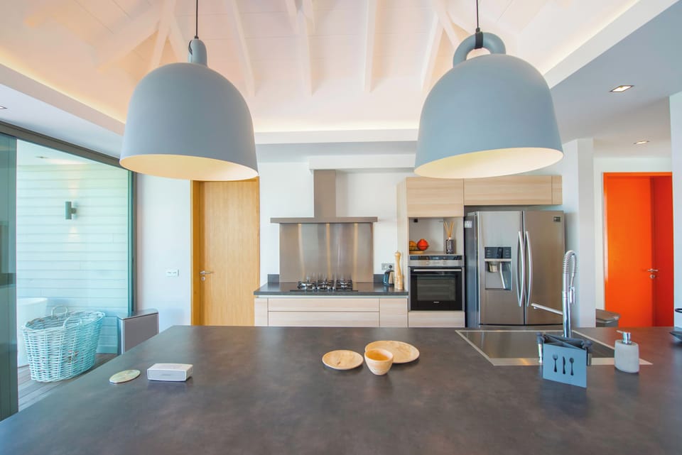 Fully equipped and air-conditioned kitchen, bar with stools, electric oven, gas stove, fridge/freezer with ice maker, microwave, dishwasher, filter coffee maker, Nespresso coffee machine, electric kettle, toaster, hood, wine cellar, mixer.  Dining table o