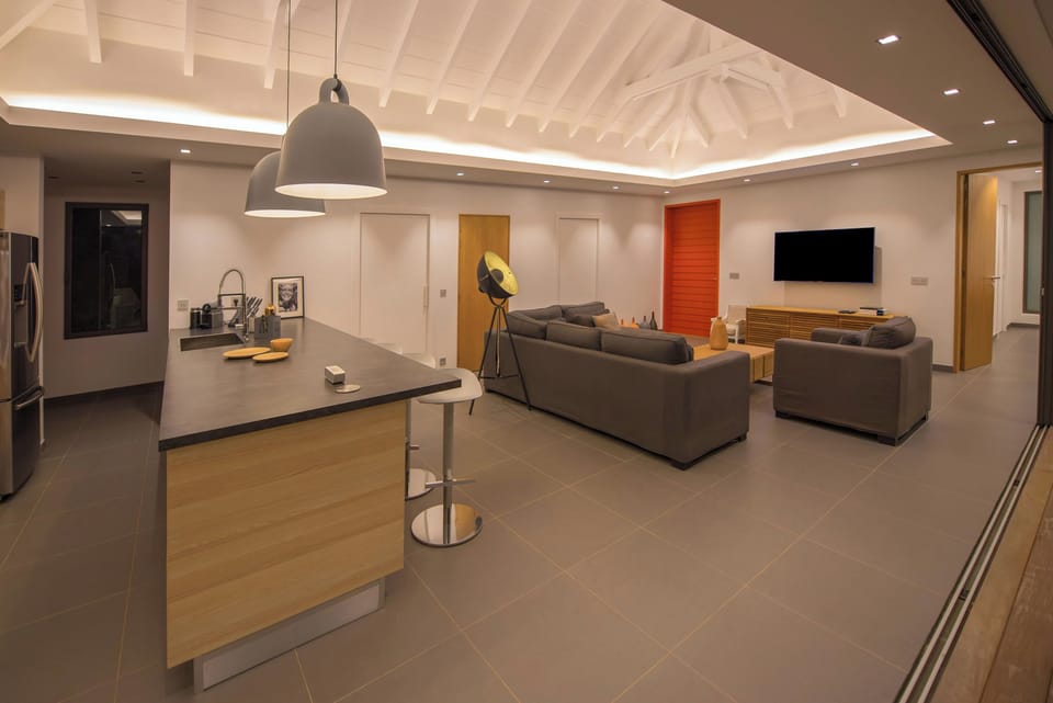 Air-conditioning, HD-TV, Dish Network, iPod base, telephone, WIFI.  