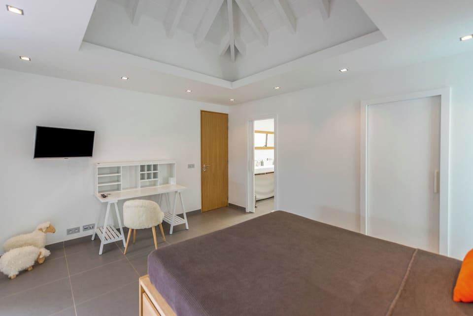 King size bed, (side rails for children, available on request), HD-TV with Apple TV, WIFI, safe, large dressing room, desk, air conditioning. Ensuite bathroom with rain shower and regular shower, double sink, hair dryer, towels and beach towels.