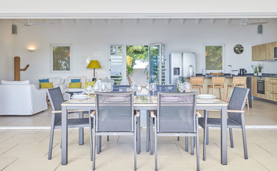 Fully equipped, gas cooker, blender, microwave, dishwasher, Nespresso coffee machine, ice machine, citrus juicer, toaster. Outdoor dining table for 6 guests. 