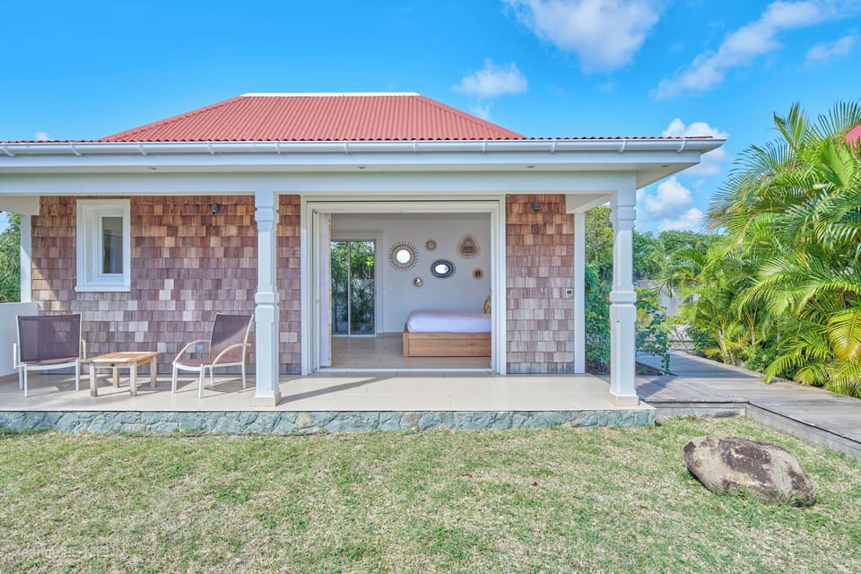 King size bed, air conditioning, HD-TV with American satellite and Apple TV. Adjoining bathroom with Italian shower, hairdryer. Ocean view.  