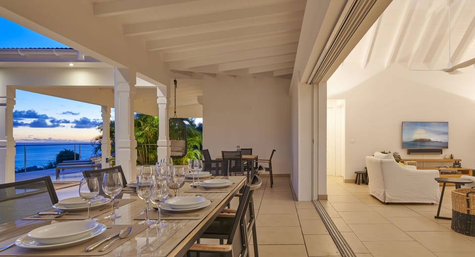 Fully equipped, gas cooker, blender, microwave, dishwasher, Nespresso coffee machine, ice machine, citrus juicer, toaster. Outdoor dining table for 6 guests. 