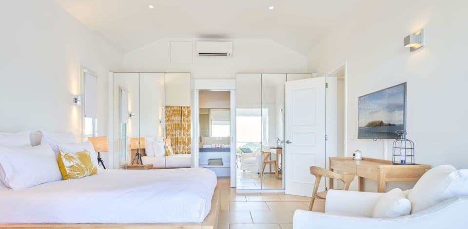King size bed, air conditioning, HD-TV with American satellite and Apple TV. Adjoining bathroom with Italian shower, hairdryer. Ocean view.  