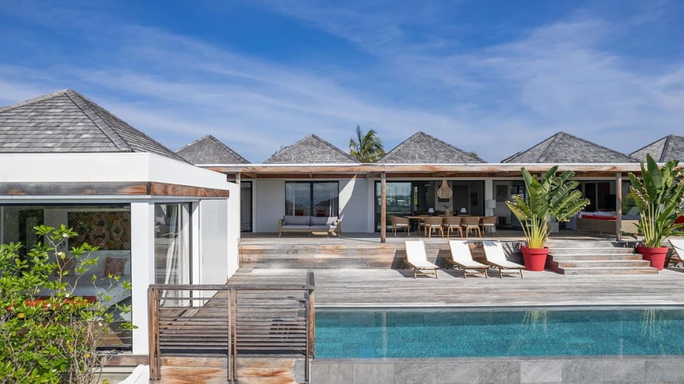Heated 3 x 15 m pool. Sunny terrace, sun loungers, lounge areas on the expansive terrace. 