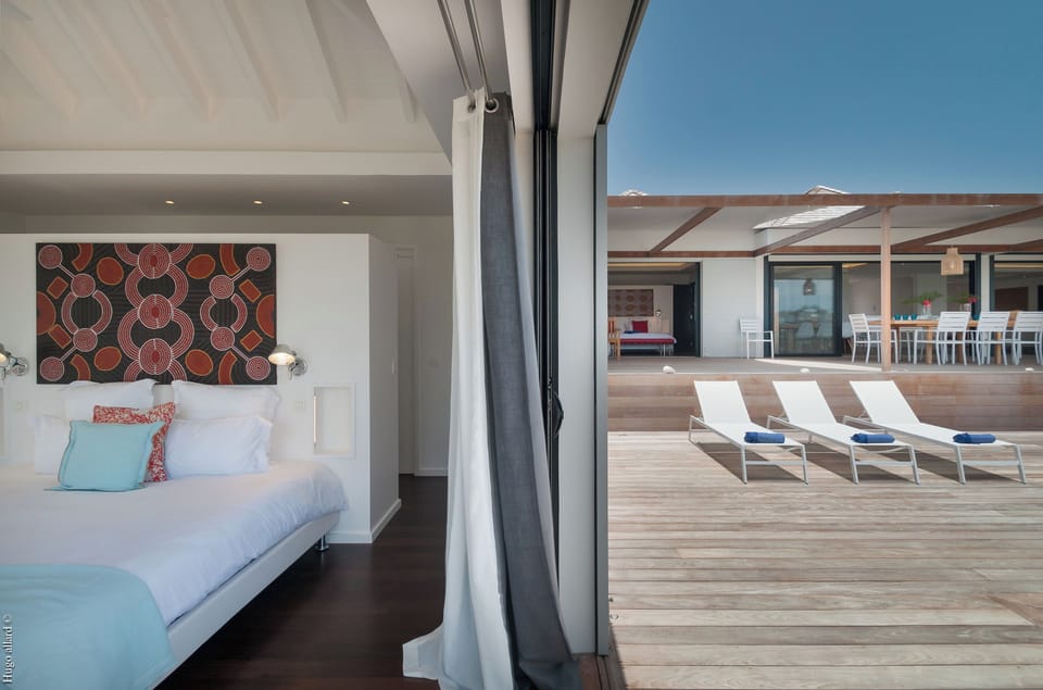 King size bed, air conditioning, ceiling fan, HD-TV with Dish Network, programmable safe. Ensuite bathroom with Italian shower, double sink, hairdryer, beach towels.