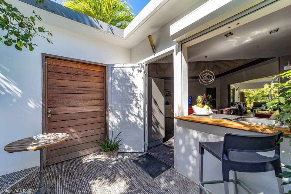 Fully equipped with gas oven and stove, microwave, fridge and freezer, ice maker, wine cellar, Nespresso machine, toaster, dishwasher, ceiling fan, electric kettle, breakfast bar with stools. Outdoor gas barbecue. Dining table on the covered terrace. 