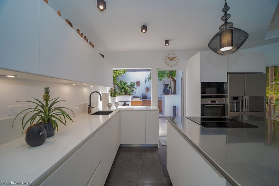 Fully equipped with gas oven and stove, microwave, fridge and freezer, ice maker, wine cellar, Nespresso machine, toaster, dishwasher, ceiling fan, electric kettle, breakfast bar with stools. Outdoor gas barbecue. Dining table on the covered terrace. 