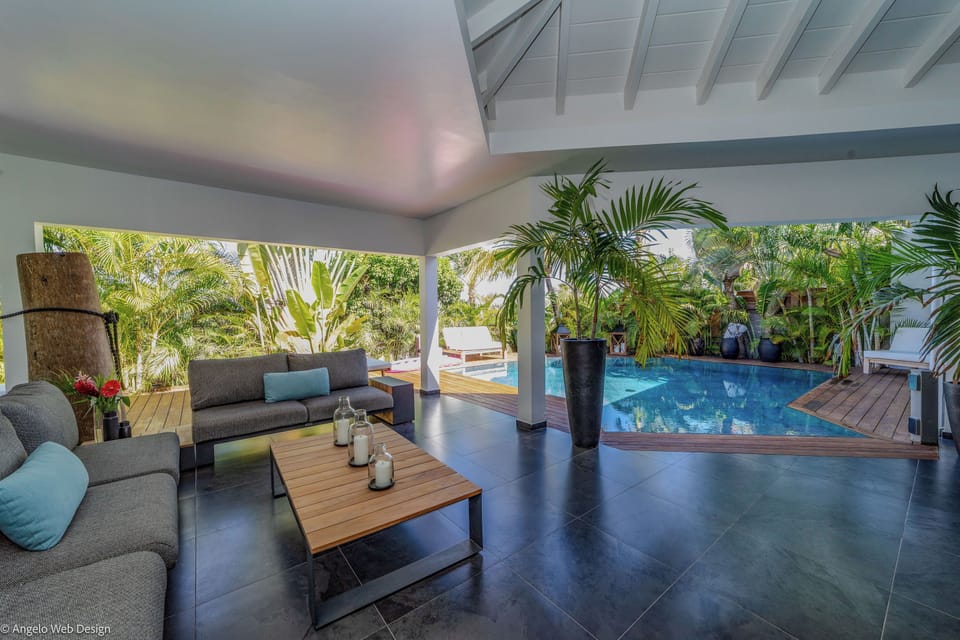 HD-TV, Apple TV, Canal Satellite, Sonos sound system, ceiling fan. An adjoining living area on the covered terrace. 