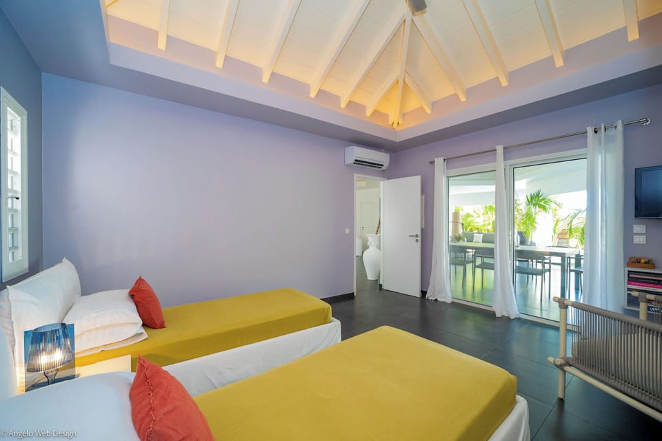 King size bed (or Twin beds), air conditioning, HD-TV, Apple TV, safe. Ensuite bathroom (shared with bedroom 2) with Italian shower, double sink, bathrobes, bath and beach towels and hair dryer.