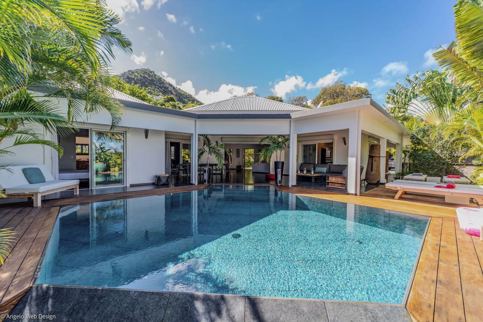 Heated pool 5 x 5 m surrounded by a spacious and sunny terrace with four sun loungers. Outdoor lounge area.  Gas Barbecue.