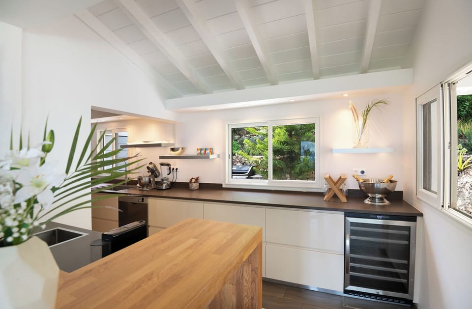 Fully equipped, breakfast bar, refrigerator and freezer with ice maker, oven, microwave oven, hob, filter coffee maker and espresso machine, blender, kettle, dishwasher, toaster, wine cellar. Inside and outside dining tables with six wooden chairs.