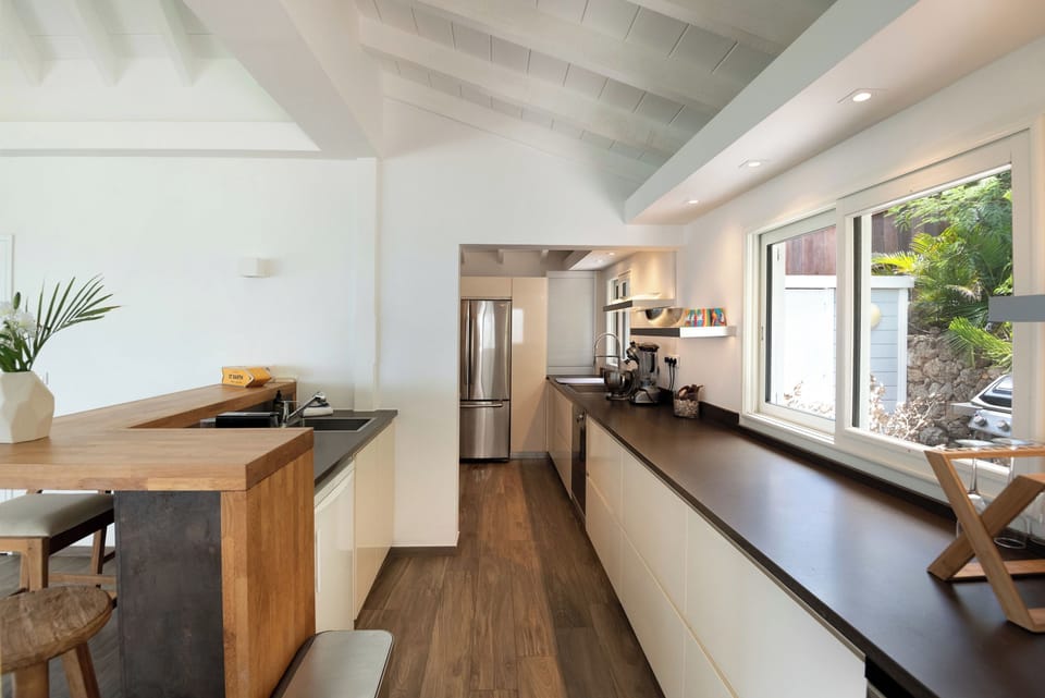 Fully equipped, breakfast bar, refrigerator and freezer with ice maker, oven, microwave oven, hob, filter coffee maker and espresso machine, blender, kettle, dishwasher, toaster, wine cellar. Inside and outside dining tables with six wooden chairs.
