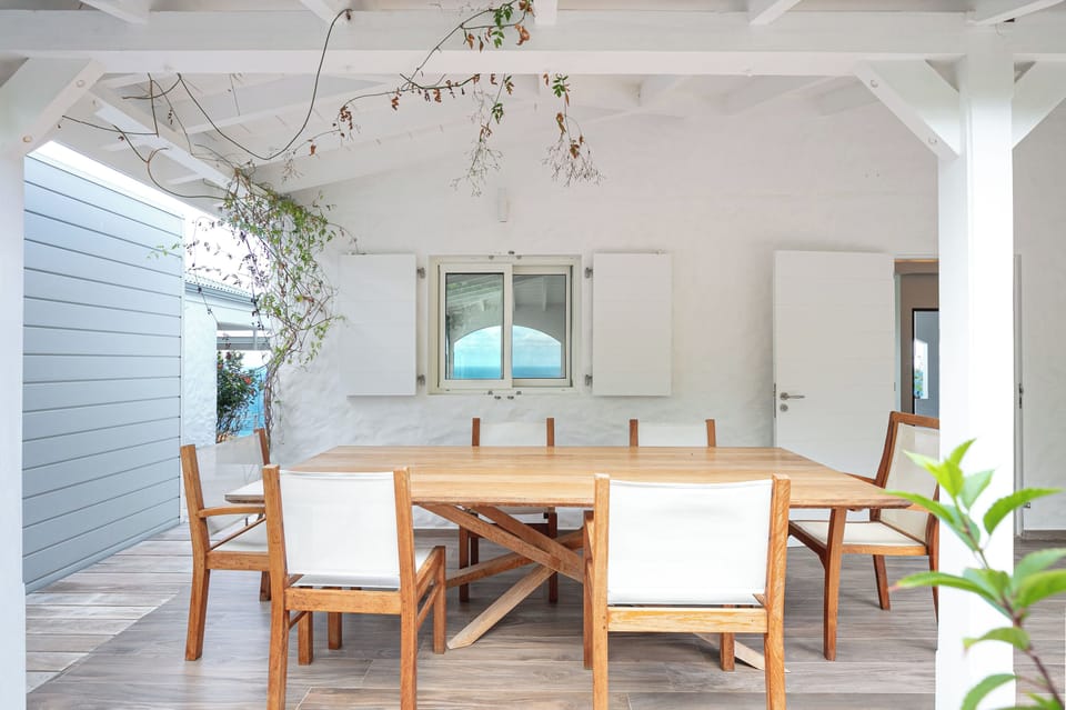 Fully equipped, breakfast bar, refrigerator and freezer with ice maker, oven, microwave oven, hob, filter coffee maker and espresso machine, blender, kettle, dishwasher, toaster, wine cellar. Inside and outside dining tables with six wooden chairs.