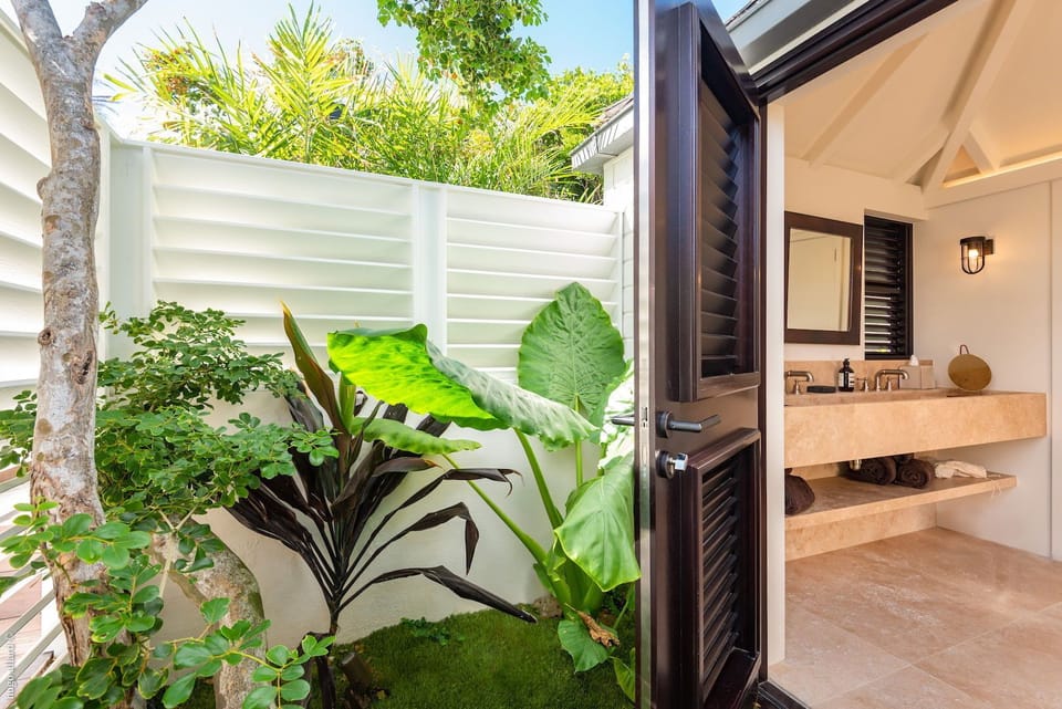 King size bed, air conditioning, HD-TV, Dish network, Apple TV, ensuite bathroom, rain head shower, in-room safe, screens. 