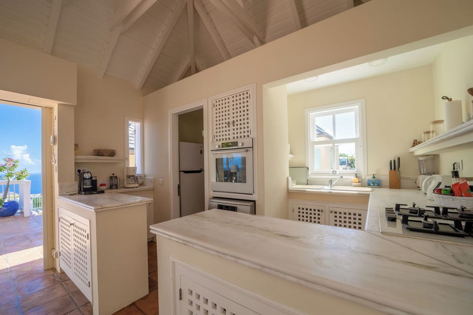 Fully equipped kitchen, fridge, microwave, oven, freezer, dishwasher, coffee machine, toaster and blender. Indoor dining area for 6 people. Another dining area on the terrace. 